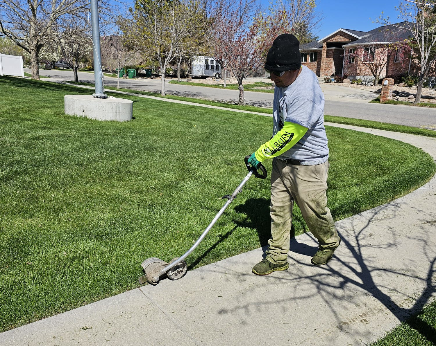 Our Expert team member edging lawn